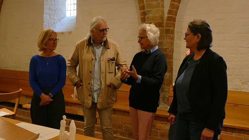 Bischöfin Nora Steen, Künstler Michael Jastram, Restauratorin Ursula Lins und Amrei Magdanz stehen vor einem Tisch, auf dem einige Gipsfiguren stehen.