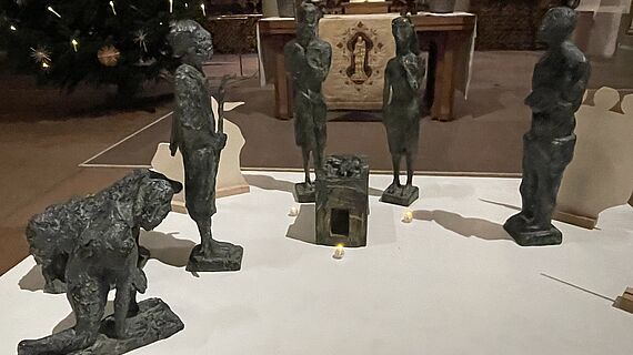 Ein Projekt voller Hoffnung und Gemeinschaft verschiedene Krippenfiguren aus Bronze sind auf einer weißen Fläche aufgestellt.