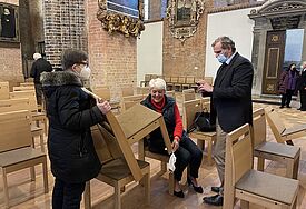 Pröpstin i.R. Johanna Lenz-Aude, Uta Fölster und Claus von Carnap-Bornheim beim Anbringen der Stifterplakette