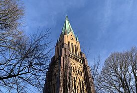 Zwei Fassadenkletterer untersuchten die Zifferblätter am Domturm und wagten sich bei Eiseskälte in schwindelnder Höhe auf die Außenseite des Turmes