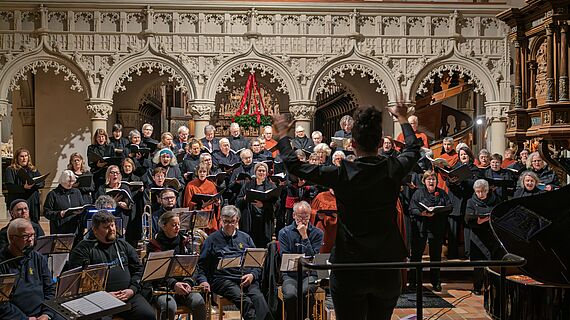 Ein Ausblick auf ein klingendes Jahr im Schleswiger Dom Blick auf einen Chor und ein Orchester beim Adventskonzert im Schleswiger Dom