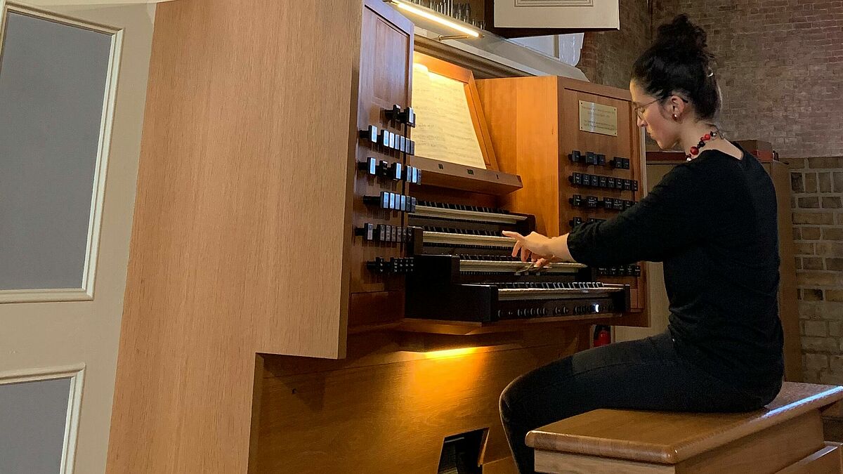 Domkantorin Mahela T. Reichstatt an der großen Orgel im Schleswiger Dom