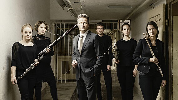 Ein Abend für Erinnerung, Mut und Demokratie Der Schauspieler Roman Knizka im Kreis von Musikerinnen und Musikern von Opus 45