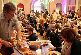 Gemeinsam mit vielen anderen hat das Team im Saal des Folkehuset Absalon zu Abend gegessen.